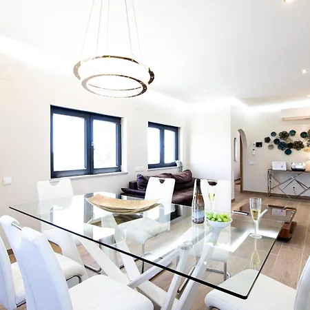 Redonda Villa