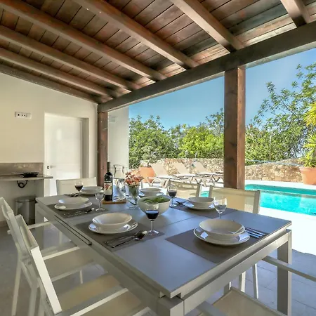 Redonda Villa Loule