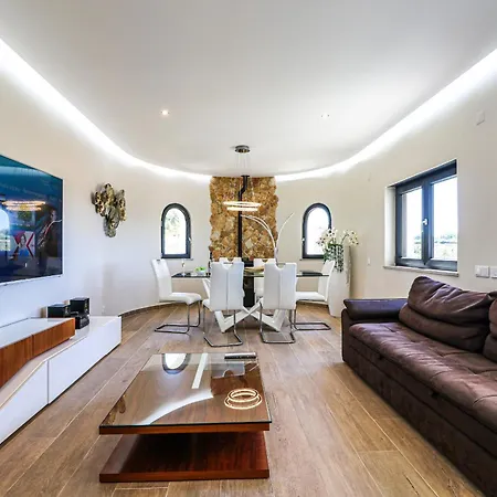 Redonda Villa